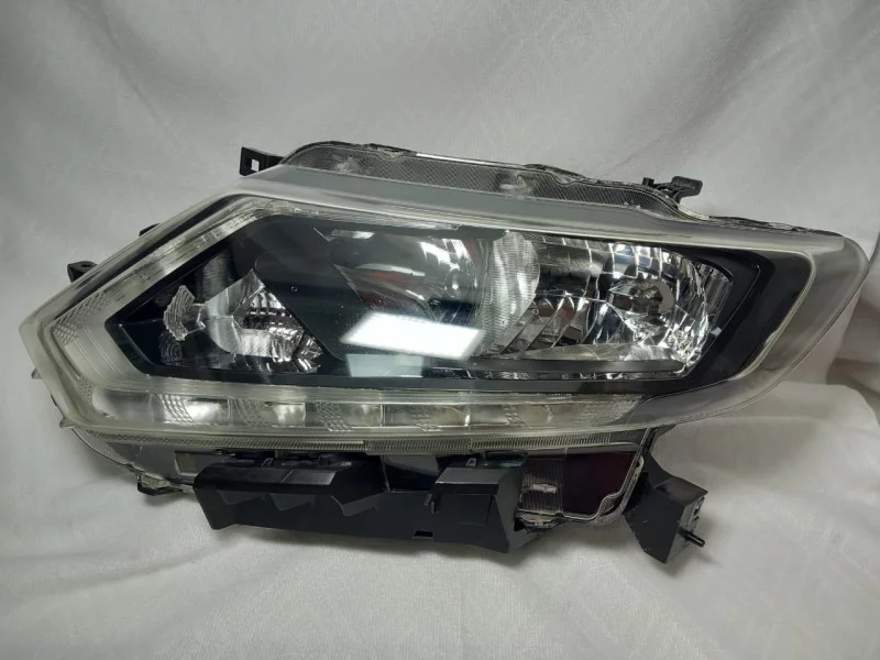Left Headlight For Nissan X Trail 2014 Auto spare parts in Al Sajaa Industrial Area, Sharjah