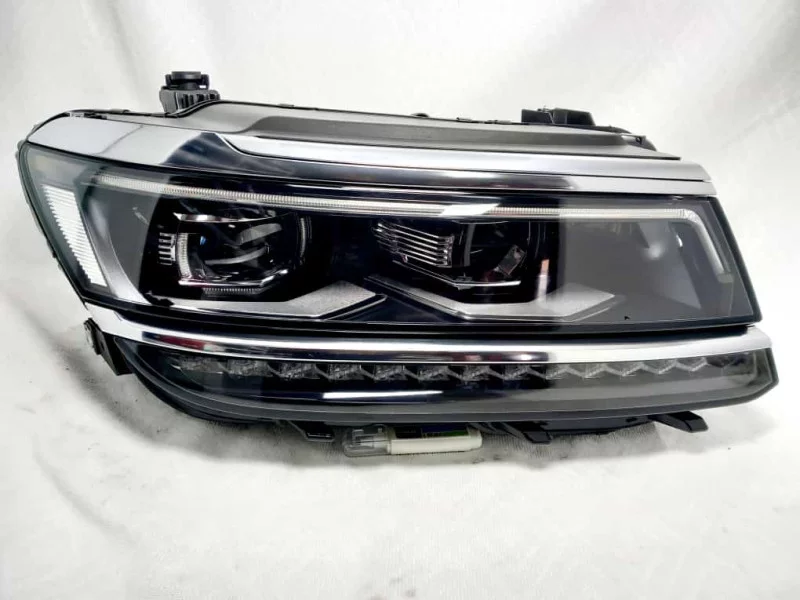 Right Headlight For Volkswagen Tiguan Xenon 2021 Auto spare parts in Al Sajaa Industrial Area, Sharjah