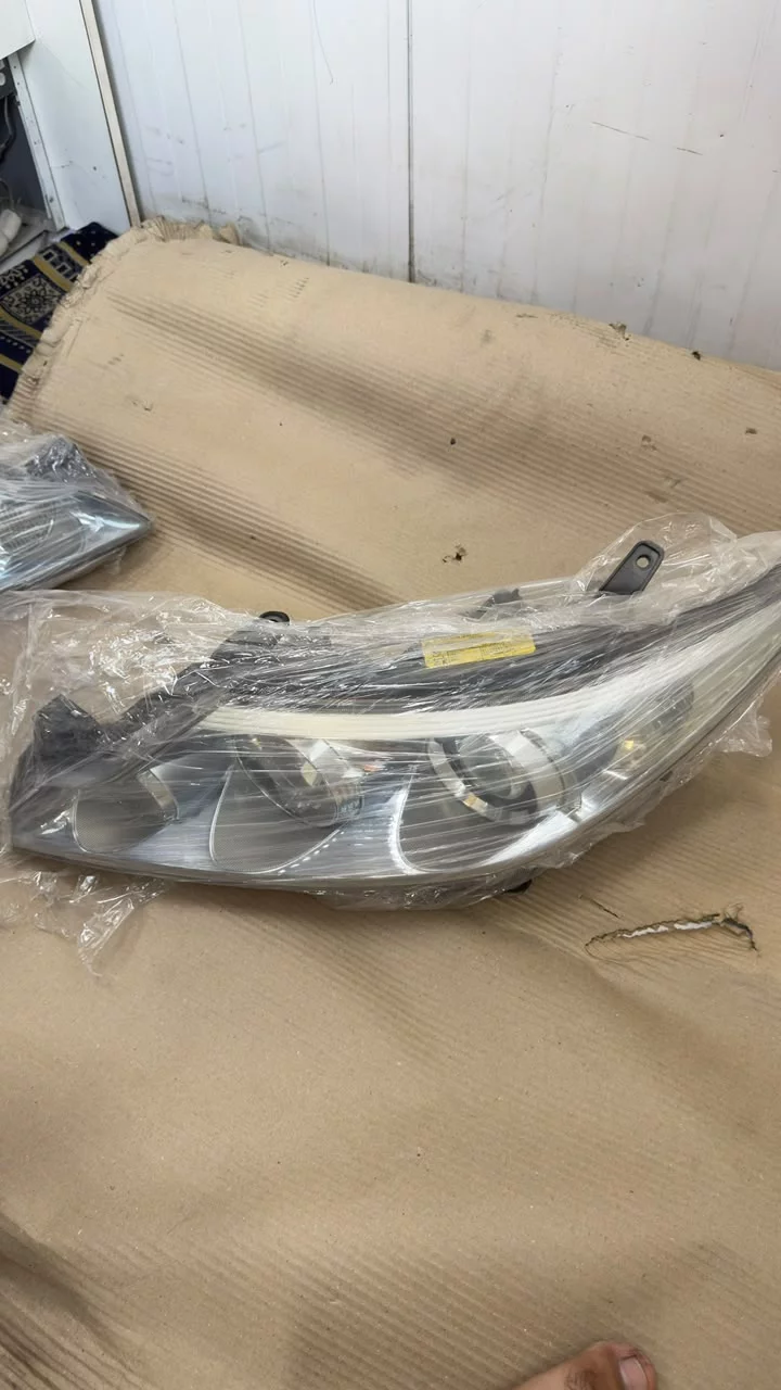 Toyota Previa Left Original Headlight 2009 2016 in Sharjah Industrial Area 6, Sharjah Dismantles