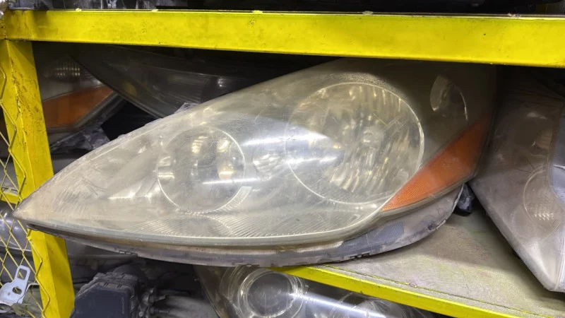 Toyota Sienna Right Headlight 2004 2005 in Sharjah Industrial Area 6, Sharjah Dismantles