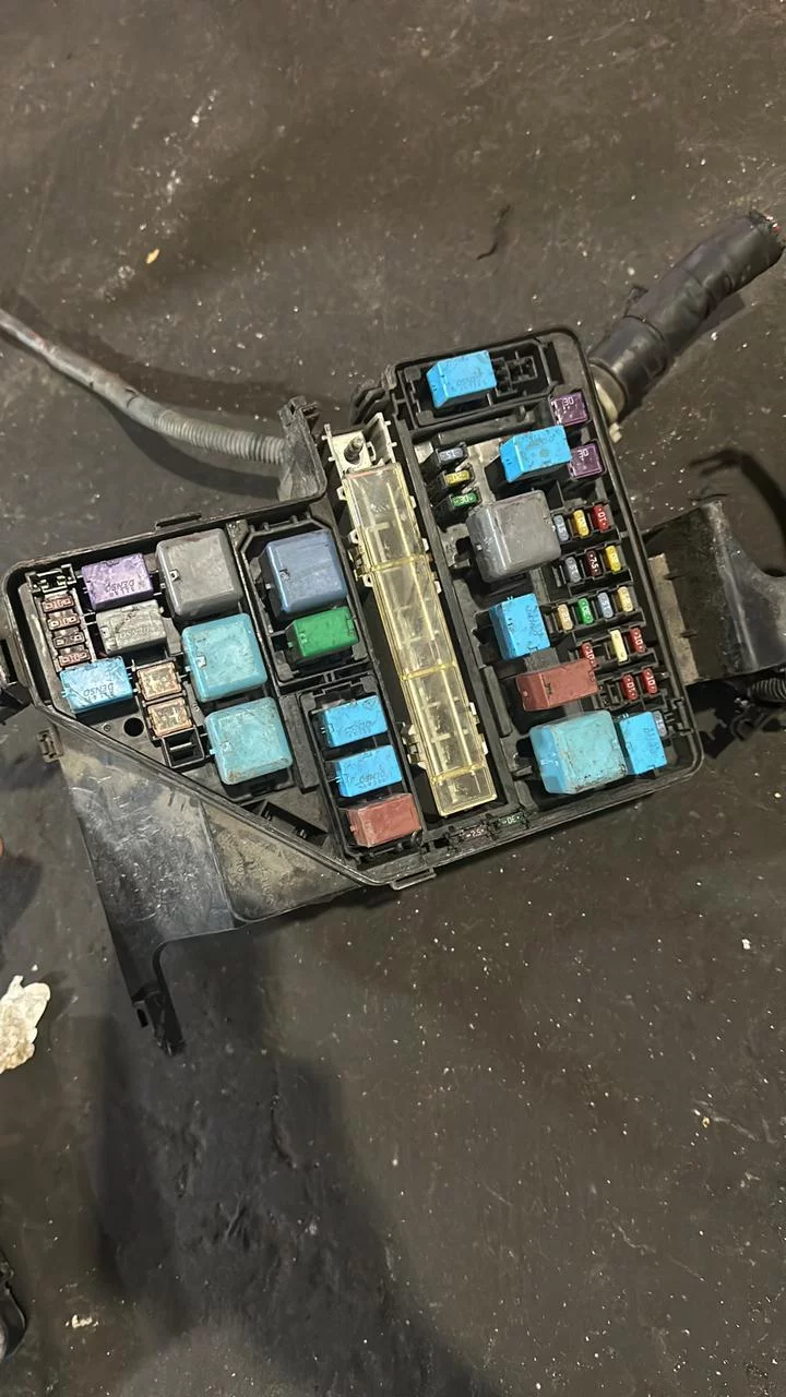 Engine Bay Fuse Box & Relay Box For Toyota Estima/ Previa/ Tarago 2006