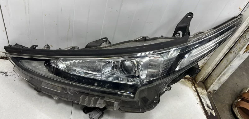 Headlight For Toyota Estima 2025 in Sharjah Industrial Area 6, Sharjah Dismantles