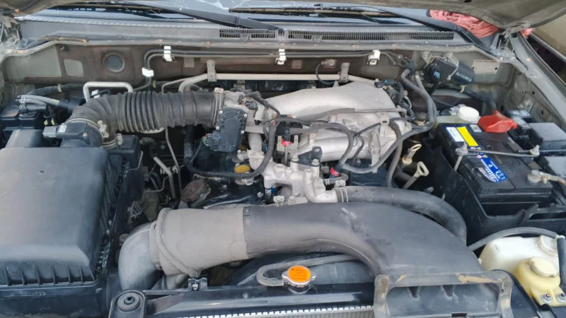 Engine Bay With 3 0l / 3 8l V6 Petrol Engine For Mitsubishi Pajero V80
