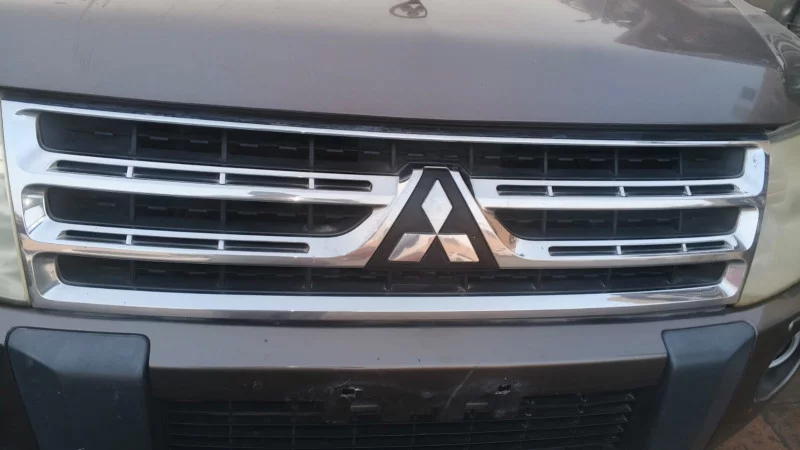Front Radiator Grille For Mitsubishi Pajero V80 / V90 2007 2014