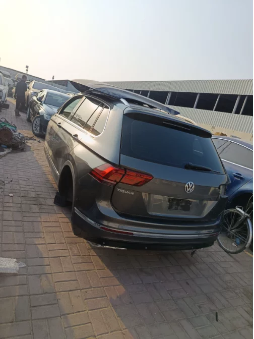 Volkswagen Tiguan Allspace 2017 2021 Grey Breaking For Parts in Al Salama, Umm Al Quwain Dismantles
