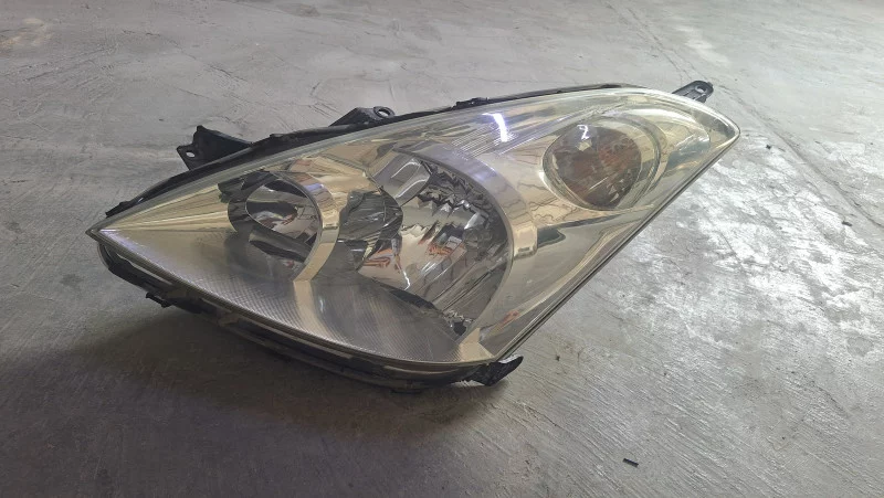 Headlight Toyota Wish 2005 To 2009 in Sharjah Industrial Area 2, Sharjah Dismantles