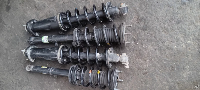 Lexus Gs Model 2006 To 2012 Shock Absorbers Complete Set Con cod 48520-30100 in Sharjah Industrial Area 3, Sharjah Dismantles
