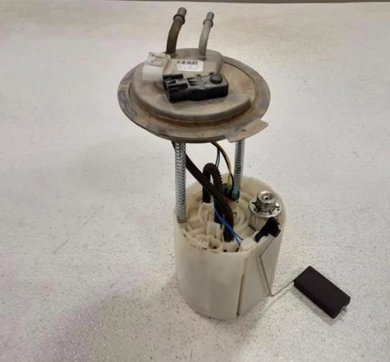 Fuel Pump Assembly For Chevrolet Tahoe Engine 5 3l V8 2010 in Sharjah Industrial Area 6, Sharjah Dismantles